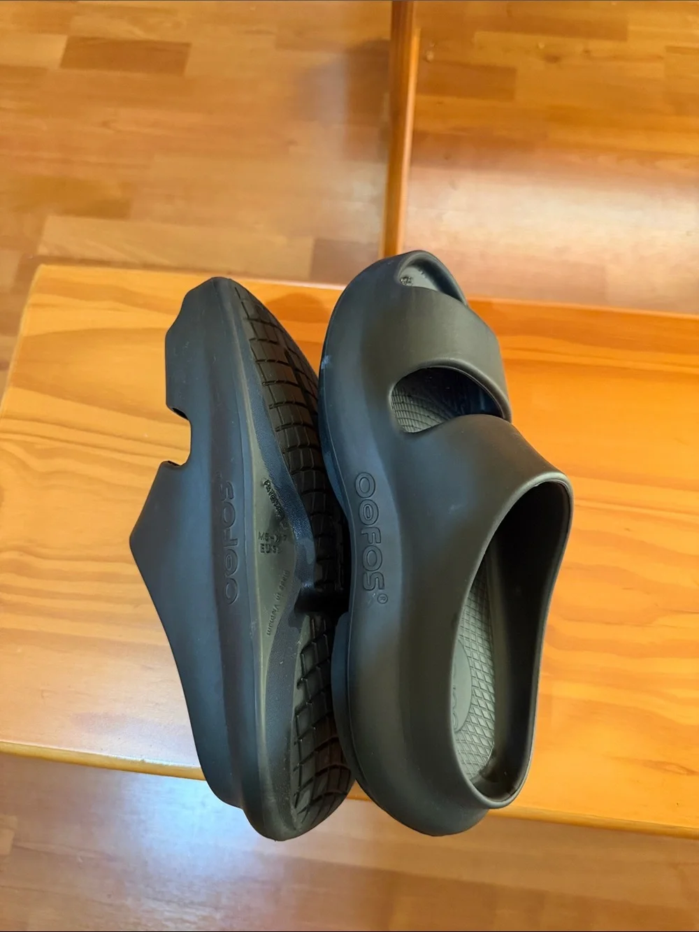 OOFOS Men's/Women’s Black Open Toe Recovery Clogs